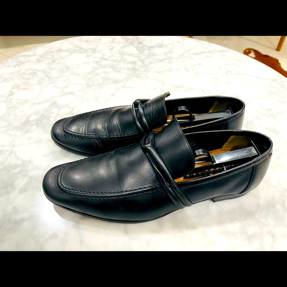 Gucci super elegant black loafers. Size 9. I wear 10 and they fit me as well